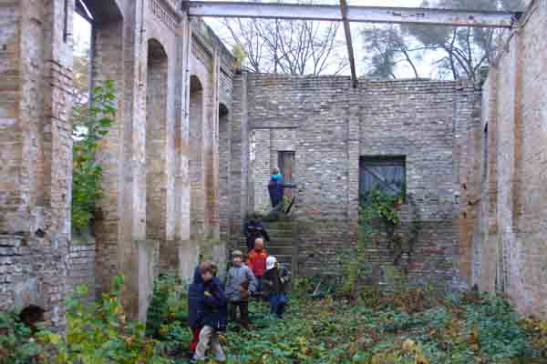 Eng verbunden mit dem Gartendenkmal sind die verschiedenen Gebude, allen voran das Schloss Babelsberg, die die Kinder von auen und von innen durch genaues Hinsehen und Beschreiben kennen lernen werden. 