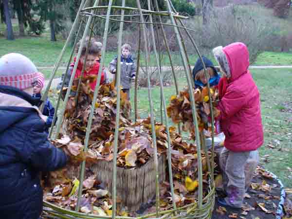 Die Verbindung zur Natur wird den Kindern durch unmittelbare sinnliche Erfahrungen ermglicht: durch genaues Betrachten, blindes Erfhlen, Riechen, Schmecken oder Hren.