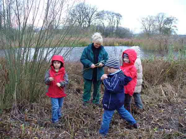 Gartengeschichte: sowohl die Vorstellungen ber Landschaftsgrten von Lenn als auch die von Pckler werden den Kindern vermittelt. 