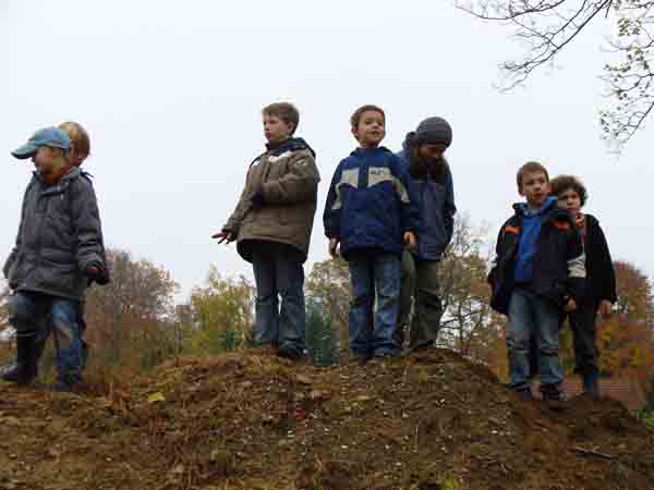 Wir schauen uns die unterschiedlichen Bume im Park an und nehmen ihren Charakter und Habitus wahr.